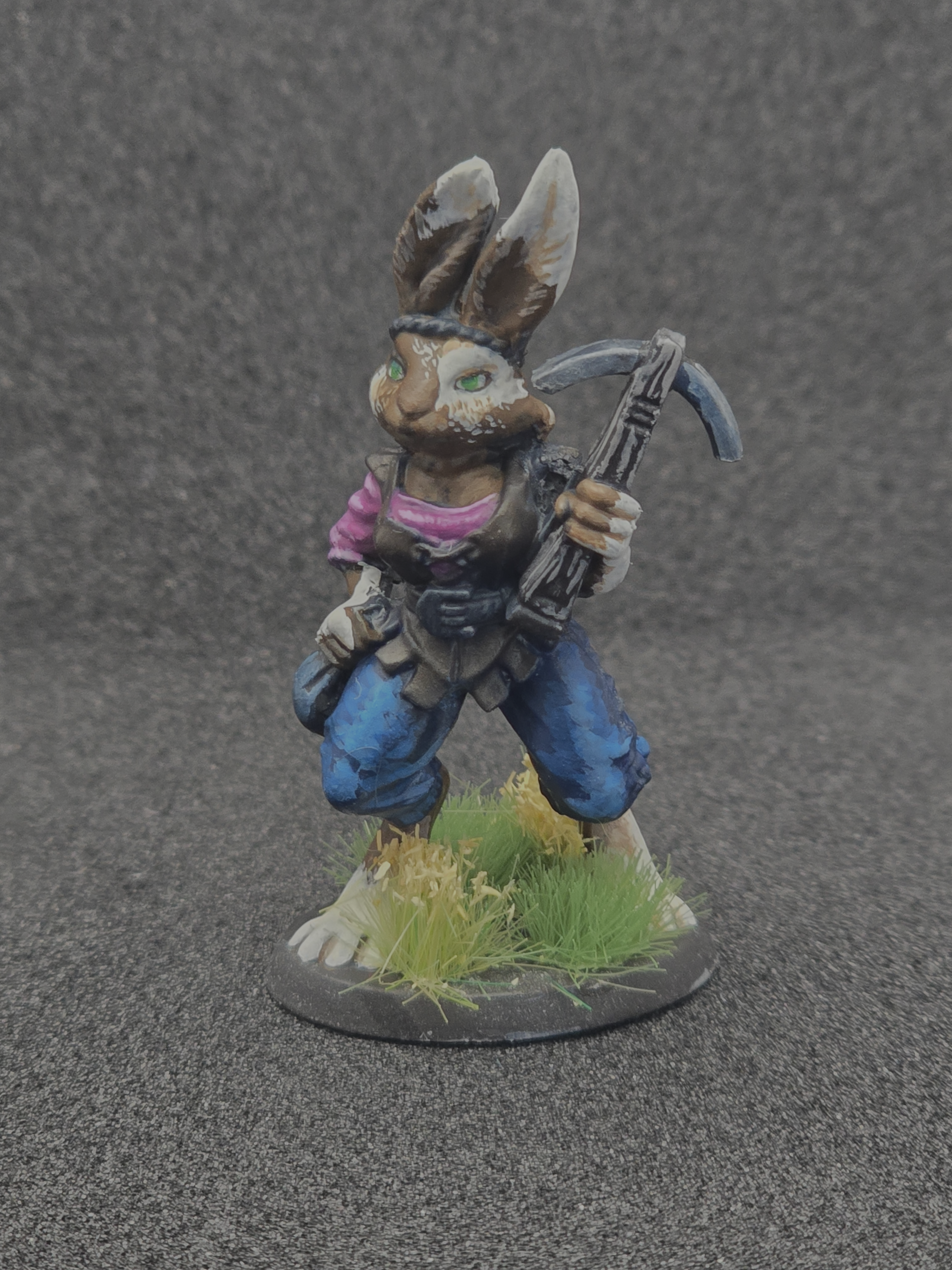 A hare-folk rogue with a crossbow and an improbable brown-and-white pibalding.